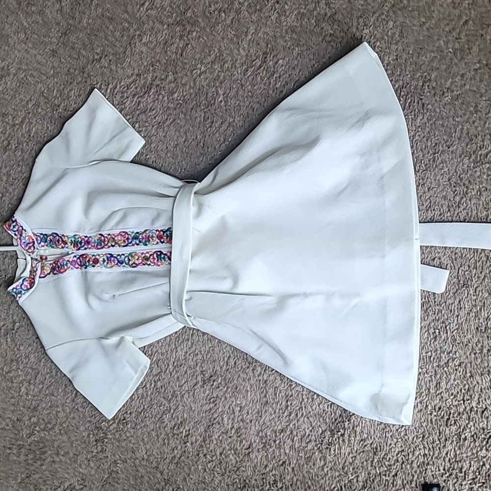 Vintage White Sheath Dress with Mock Neck, embroidered detailing, Short Sleeves